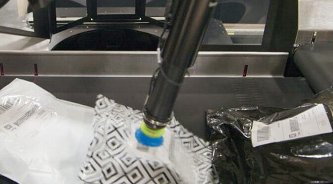 A BG RPSi solution sorts incoming packages, identifies them, and places them in designated outgoing bags.